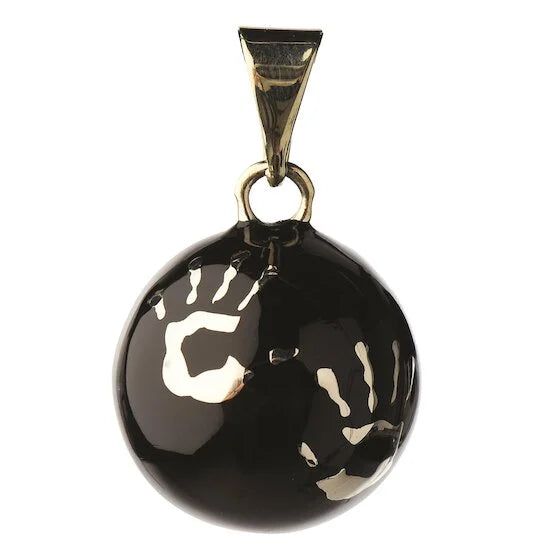 Bola de grossesse noir avec mains